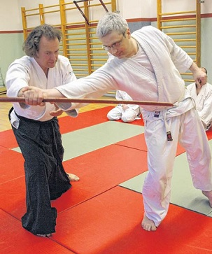 Klaus Boritzki und Rene Schenkel führen vor, wie Aikido funktioniert: Kontrolliert, fließende Bewegungen und schmerzloses Fallen. Bei den beiden hat ein tückischer Angreifer keine Chance. FOTO: SIMONE WEIRAUCH Klaus Boritzki und Rene Schenkel führen vor, wie Aikido funktioniert: Kontrolliert, fließende Bewegungen und schmerzloses Fallen. Bei den beiden hat ein tückischer Angreifer keine Chance. FOTO: SIMONE WEIRAUCH