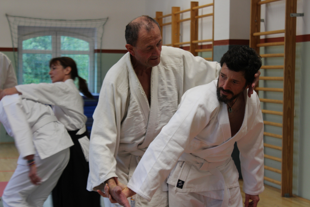 Die Aikidoka trainieren miteinander, nicht gegeneinander Die Aikidoka trainieren miteinander, nicht gegeneinander
