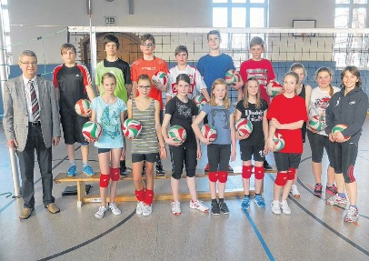 Fotopause: Der Volleyballnachwuchs des SV Einheit Ueckermünde trainiert bei Cornelia Heinrich in der Sporthalle Goethestraße. Die Sektion Volleyball mit 160 Mitgliedern ist die größte. FOTO: SIMONE WEIRAUCH Fotopause: Der Volleyballnachwuchs des SV Einheit Ueckermünde trainiert bei Cornelia Heinrich in der Sporthalle Goethestraße. Die Sektion Volleyball mit 160 Mitgliedern ist die größte. FOTO: SIMONE WEIRAUCH