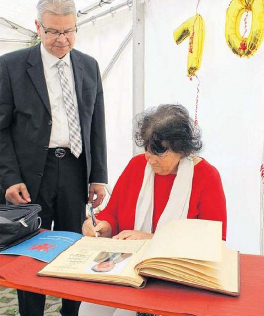 Posthume Ehrung für Guido Pietzke – seine Frau Ute Bitzker signiert den Eintrag im Ehrenbuch des Vereins. Posthume Ehrung für Guido Pietzke – seine Frau Ute Bitzker signiert den Eintrag im Ehrenbuch des Vereins.
