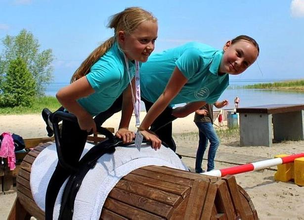 Jette und Elaine turnen auf den Holzpferden. Ihre echten Pferde, Shiller und Cookie, blieben im Stall. Jette und Elaine turnen auf den Holzpferden. Ihre echten Pferde, Shiller und Cookie, blieben im Stall.