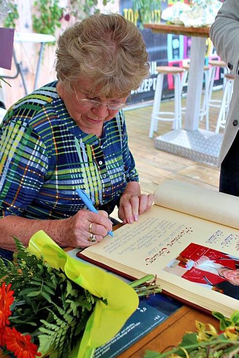 Hannelore Schwarz trägt sich ins Ehrenbuch ein. Hannelore Schwarz trägt sich ins Ehrenbuch ein.