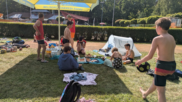 Pause am Verpflegungsstützpunkt Pause am Verpflegungsstützpunkt. Foto: ZVG
