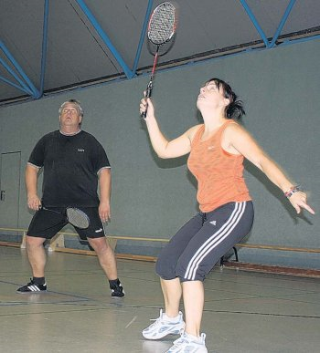 Hoch motiviert sind die Badminton-Spieler jeden Freitag. Sie kämpfen mit viel Ehrgeiz und Einsatzbereitschaft um jeden Ball. Hoch motiviert sind die Badminton-Spieler jeden Freitag. Sie kämpfen mit viel Ehrgeiz und Einsatzbereitschaft um jeden Ball.
