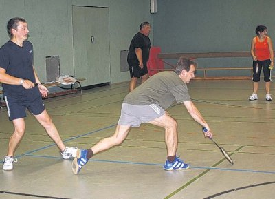 Schnelle kurze Antritte und ein gutes Auge sind beim Badminton erforderlich Schnelle kurze Antritte und ein gutes Auge sind beim Badminton erforderlich