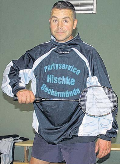 Den Hauptsponsor der Sektion präsentiert Mitspieler Gerald. Den Hauptsponsor der Sektion präsentiert Mitspieler Gerald.