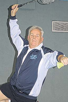 Reinhard Müller zeigt den Schlagball von oben. Reinhard Müller zeigt den Schlagball von oben.