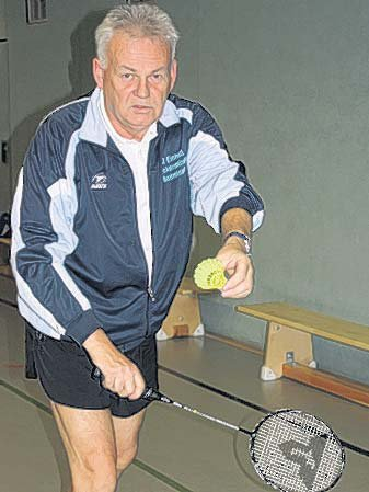 Der Vorsitzende präsentiert auch die Rückhand. Der Vorsitzende präsentiert auch die Rückhand.