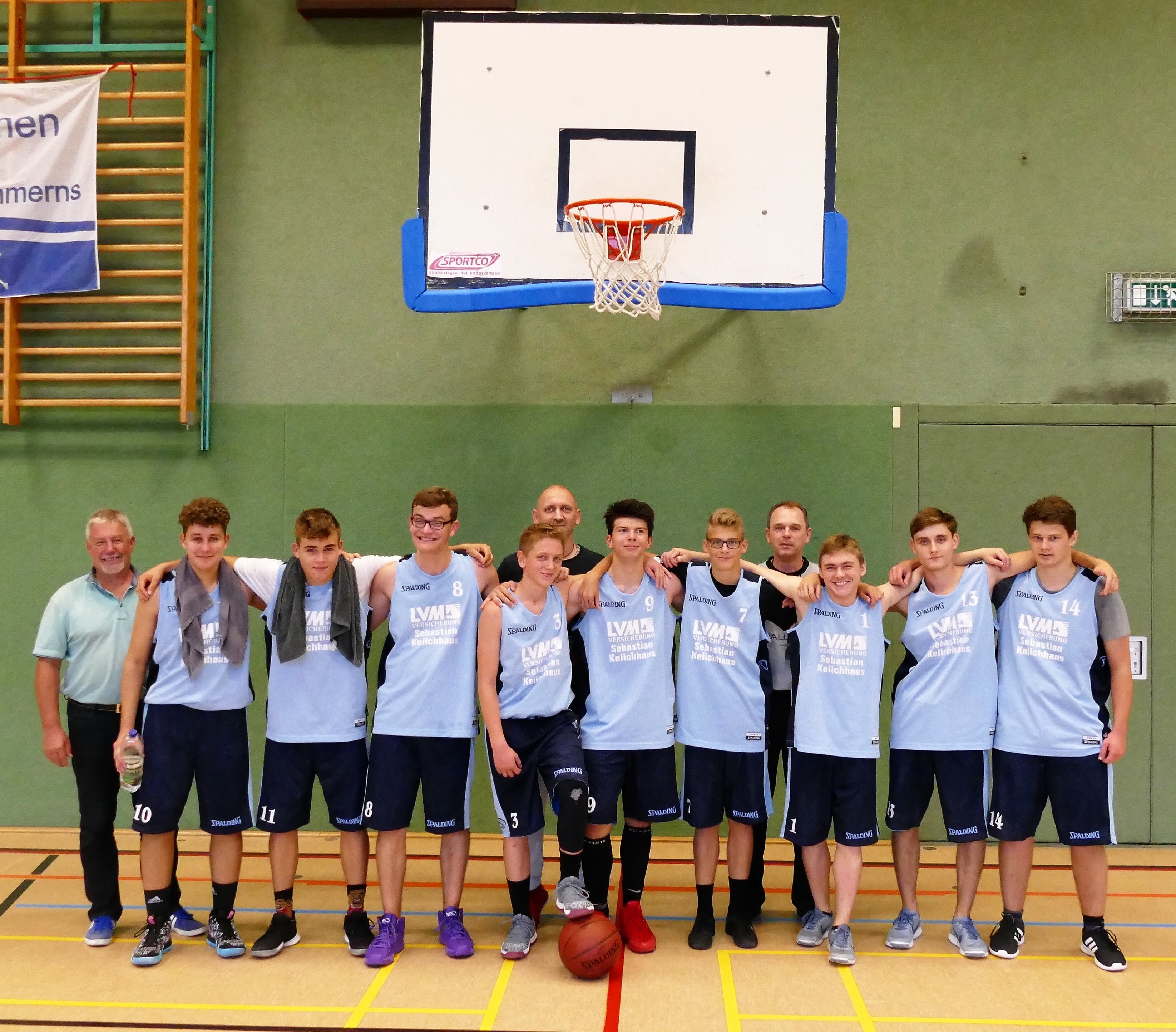 Teilnehmende Schüler beim 18. Sportfest der Gymnasien mit Lehrer Hr. Pahl und Trainer Falko Ramm und Guido Winter