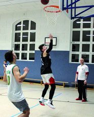 Paul trainiert mit Lasse hart für seinen Traum vom Dunk. Das Foto unten zeigt Paul und Lasse beim Training 2019. Paul trainiert mit Lasse hart für seinen Traum vom Dunk. Das Foto unten zeigt Paul und Lasse beim Training 2019.