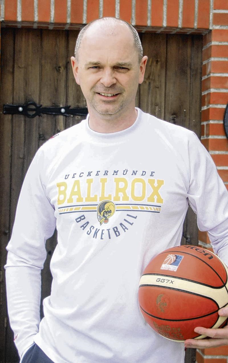 Für das Nordkurier-Foto nahm Guido Winter zum ersten Mal im Jahr 2021 einen Basketball in die Hand. „Die Luft ist raus“, bemerkte der 44-Jährige – was sowohl für den Ball als auch für die inzwischen abgebrochene Basketball-Saison gelten dürfte. Foto: Dennis Bacher Für das Nordkurier-Foto nahm Guido Winter zum ersten Mal im Jahr 2021 einen Basketball in die Hand. „Die Luft ist raus“, bemerkte der 44-Jährige – was sowohl für den Ball als auch für die inzwischen abgebrochene Basketball-Saison gelten dürfte. Foto: Dennis Bacher