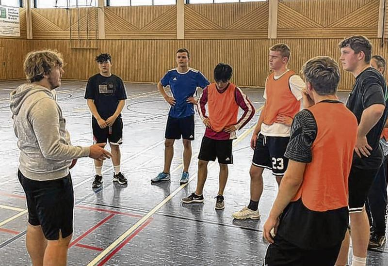 Der 20-jährige Dustin Wulf (links) ist Basketball-Abteilungsleiter in Pasewalk. Foto: ZVG Der 20-jährige Dustin Wulf (links) ist Basketball-Abteilungsleiter in Pasewalk. Foto: ZVG
