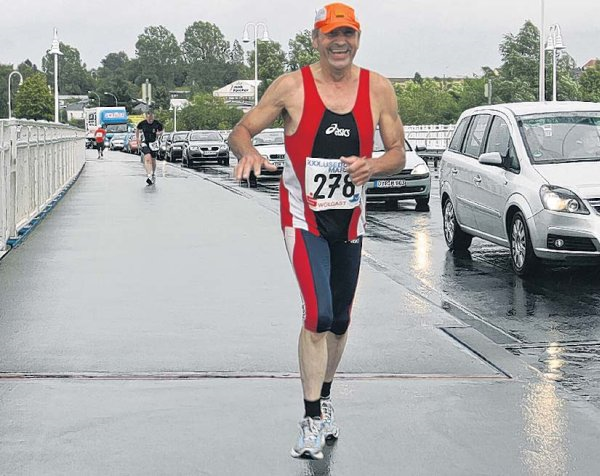 Eicke Pohl (Ak 65) von der IG Bootshafen Köhnscher Kanal Ueckermünde lief den Halbmarathon in Wolgast in 1:49:16 h. Eicke Pohl (Ak 65) von der IG Bootshafen Köhnscher Kanal Ueckermünde lief den Halbmarathon in Wolgast in 1:49:16 h.