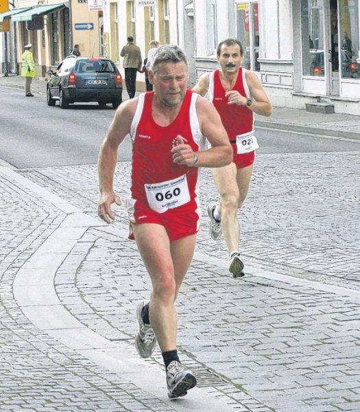 Die Ueckermünder Heinz Fiehn (links) und Eckhard Molenda (hier beim Abendlauf) belegten in der AK 50 die Plätze eins und zwei. FOTOS (2): T. KRAUSE Die Ueckermünder Heinz Fiehn (links) und Eckhard Molenda (hier beim Abendlauf) belegten in der AK 50 die Plätze eins und zwei. FOTOS (2): T. KRAUSE