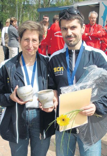 Die Torgelower Brigitte Krüger und Jörn Christ holten sich den Landesmeistertitel im Halbmarathon. - FOTO: PRIVAT Die Torgelower Brigitte Krüger und Jörn Christ holten sich den Landesmeistertitel im Halbmarathon. - FOTO: PRIVAT