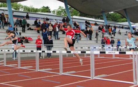 Nadine Stegemann (802 - rotes Trikot - Bildmitte) beim 60m Hürdenlauf Nadine Stegemann (802 - rotes Trikot - Bildmitte) beim 60m Hürdenlauf