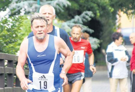 Heinz Fiehn (vorn) lieferte sich über die 10,4 Kilometer einen spannenden Zweikampf mit dem Neubrandenburger Alf Röthling. Heinz Fiehn (vorn) lieferte sich über die 10,4 Kilometer einen spannenden Zweikampf mit dem Neubrandenburger Alf Röthling.