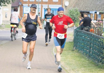 Lutz Krüger (SV scn energy Torgelow) und Mathias Lüdtke aus Ballenstedt (rechts) kamen beim Mönkebuder Deichlauf nach 56:37 Minuten gleichzeitig ins Ziel. FOTOS (3): SIMONE RÖHL-KRAUSE Lutz Krüger (SV scn energy Torgelow) und Mathias Lüdtke aus Ballenstedt (rechts) kamen beim Mönkebuder Deichlauf nach 56:37 Minuten gleichzeitig ins Ziel. FOTOS (3): SIMONE RÖHL-KRAUSE