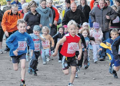 Zahlreiche Läufer kamen vorgestern zum Herbstcross des SV Einheit Ueckermünde nach Bellin. Zuerst gingen die Kleinsten (bis 7 Jahre) an den Start. Zahlreiche Läufer kamen vorgestern zum Herbstcross des SV Einheit Ueckermünde nach Bellin. Zuerst gingen die Kleinsten (bis 7 Jahre) an den Start.