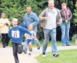 Die Kleinsten wurden bei den zwölf Wettkämpfen des Uecker-Randow-Laufcups, hier beim Torgelower Citylauf, oft von ihren Eltern begleitet. Die Kleinsten wurden bei den zwölf Wettkämpfen des Uecker-Randow-Laufcups, hier beim Torgelower Citylauf, oft von ihren Eltern begleitet.