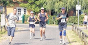 Beim Mönkebuder Deichlauf mussten die Läufer mit Temperaturen weit über 30 Grad zu recht kommen. FOTO: SIMONE RÖHL-KRAUSE Beim Mönkebuder Deichlauf mussten die Läufer mit Temperaturen weit über 30 Grad zu recht kommen. FOTO: SIMONE RÖHL-KRAUSE