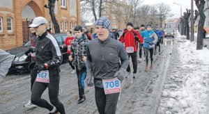 Hans-Jürgen Eckenbrecht (Startnummer 708, hier beim Weihnachtslauf in Ueckermünde) gewann in der Altersklasse M60. FOTO: SILVIO WOLFF Hans-Jürgen Eckenbrecht (Startnummer 708, hier beim Weihnachtslauf in Ueckermünde) gewann in der Altersklasse M60. FOTO: SILVIO WOLFF