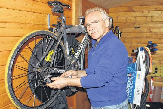 Martin Dieckmann haben es heute die Rennräder angetan. Er ist begeisterter Radrennfahrer. FOTO: THOMAS KRAUSE Martin Dieckmann haben es heute die Rennräder angetan. Er ist begeisterter Radrennfahrer. FOTO: THOMAS KRAUSE