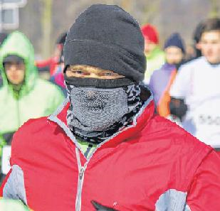 Der Vierecker Jens Pakura war einer von zahlreichen Startern, die ihr Gesicht vor dem eiskaltem Wind schützten. FOTO: STEFAN JUSTA Der Vierecker Jens Pakura war einer von zahlreichen Startern, die ihr Gesicht vor dem eiskaltem Wind schützten. FOTO: STEFAN JUSTA