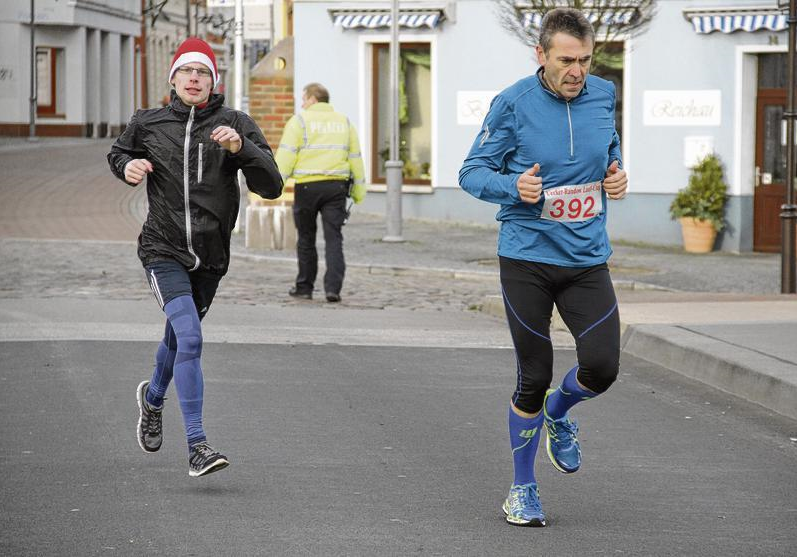 Der Ueckermünder Tom Landrock (links) und Dirk Manthey gehören zu den mehr als 120 Startern beim Weihnachtslauf Der Ueckermünder Tom Landrock (links) und Dirk Manthey gehören zu den mehr als 120 Startern beim Weihnachtslauf