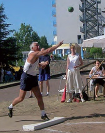 Foto: Guido Pietzke, hier beim Kugelstoßen, leitete über viele Jahre nicht nur die Abteilung Leichtathletik, sondern den ganzen Verein. Foto: Guido Pietzke, hier beim Kugelstoßen, leitete über viele Jahre nicht nur die Abteilung Leichtathletik, sondern den ganzen Verein.