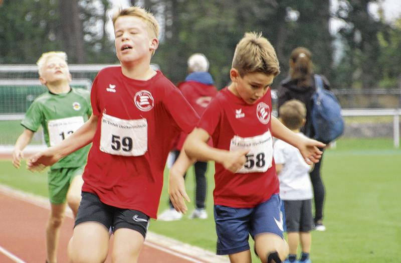 Matti Funke (links) und sein Teamkamerad Max Drescher vom gastgebenden SV Einheit passierten die Ziellinie im Gleichschritt. Matti Funke (links) und sein Teamkamerad Max Drescher vom gastgebenden SV Einheit passierten die Ziellinie im Gleichschritt.