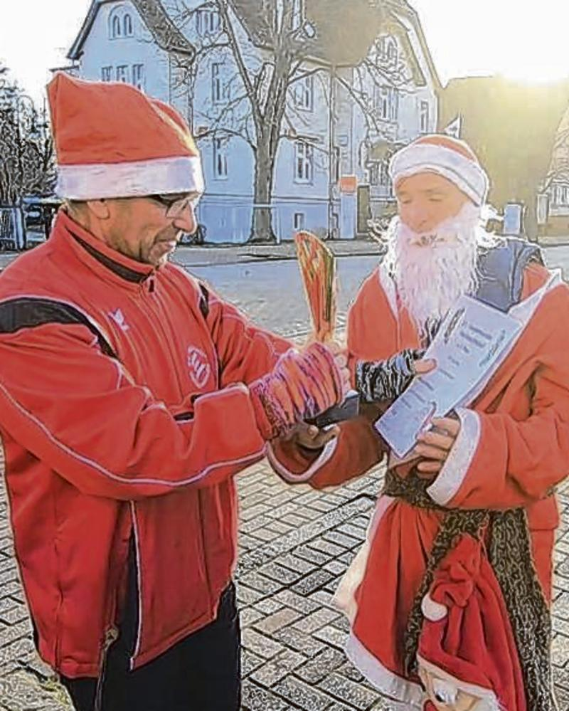 Dezember ohne Weihnachts- lauf? „Das geht gar nicht!“, dachte sich Laufcup-Chef Frank Greiner Mai (links) schon vor einem Jahr und drehte in Begleitung eines Rauschebarts einige Runden.