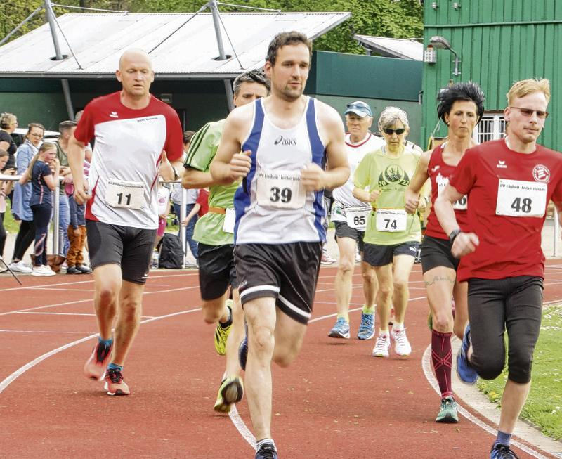 Zwölf Hobby-Leichtathleten trauten sich die volle Distanz über 25 Stadionrunden zu. Sieger Marcus Lorenz trägt die Startnummer 39.
