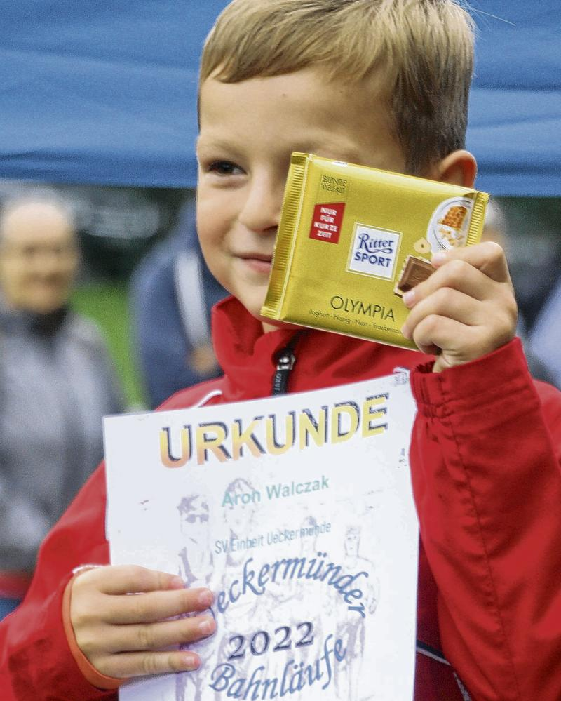 Essbares „Olympia-Gold“ gab es für Aron Walczak. Essbares „Olympia-Gold“ gab es für Aron Walczak.