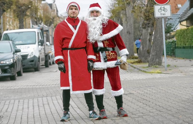 Dirk Rüscher und Sohn Jan Malte Hagemann absolvierten den Hauptlauf in kompletter Weihnachtsmann-Montur. Dirk Rüscher und Sohn Jan Malte Hagemann absolvierten den Hauptlauf in kompletter Weihnachtsmann-Montur.