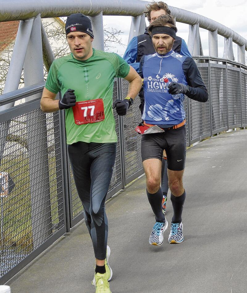 Jan-Henrik Lange von der HSG Uni Greifswald (rechts, beim Rennen im Vorjahr) tritt am Samstag als Titelverteidiger beim Haffmarathon an. Fotos (2): Thomas Krause Jan-Henrik Lange von der HSG Uni Greifswald (rechts, beim Rennen im Vorjahr) tritt am Samstag als Titelverteidiger beim Haffmarathon an. Fotos (2): Thomas Krause