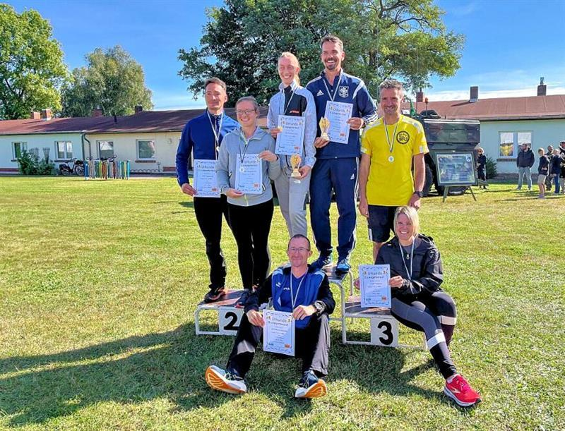 Die Schnellsten über die zwölf Kilometer: Klaus Maciej (2. Platz), Kathleen Utnehmer (2.), Andrea Tritten (1.), Jens Hubert (4.), Sven Lorenz (1.), Dirk Rüscher (3.) und Sandra Schmidt (3., von links). Die Schnellsten über die zwölf Kilometer: Klaus Maciej (2. Platz), Kathleen Utnehmer (2.), Andrea Tritten (1.), Jens Hubert (4.), Sven Lorenz (1.), Dirk Rüscher (3.) und Sandra Schmidt (3., von links).
