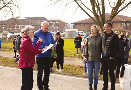 Chrsthilde Hansow und Bürgermeister Jürgen Kliewe ehren Dietmar Schliepat postum im Beisein seiner Witwe und Sohn Chrsthilde Hansow und Bürgermeister Jürgen Kliewe ehren Dietmar Schliepat postum im Beisein seiner Witwe und Sohn