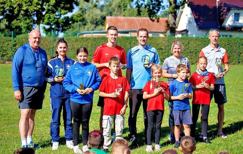 Das Gruppenfoto zeigt alle Streckensieger. Stehend von links neben Bürgermeister Falk Becker: Jeannine Lorenz, Liam Zerwinski, Marcus Lorenz, Sandra Schmidt, Tobias Böttcher. Vorne von links: Joleen Bahn, Antoni Kundschaft, Charlotte Arndt, Florian Schütte, Senta Krumnow. Es fehlen: Andrea Semmler und Heiko Kessel. Das Gruppenfoto zeigt alle Streckensieger. Stehend von links neben Bürgermeister Falk Becker: Jeannine Lorenz, Liam Zerwinski, Marcus Lorenz, Sandra Schmidt, Tobias Böttcher. Vorne von links: Joleen Bahn, Antoni Kundschaft, Charlotte Arndt, Florian Schütte, Senta Krumnow. Es fehlen: Andrea Semmler und Heiko Kessel.