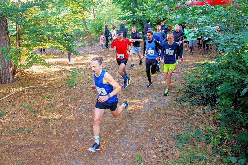 Jan Schmidt (vorne) siegte im Rahmen des Ueckermünder Herbstcross über 8,5 Kilometer in 31:56 Minuten. Jan Schmidt (vorne) siegte im Rahmen des Ueckermünder Herbstcross über 8,5 Kilometer in 31:56 Minuten.