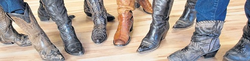 Zeigt her eure Cowboy-Stiefel. Damit können die Ladys richtig gut tanzen. FOTO: SIMONE WEIRAUCH Zeigt her eure Cowboy-Stiefel. Damit können die Ladys richtig gut tanzen. FOTO: SIMONE WEIRAUCH