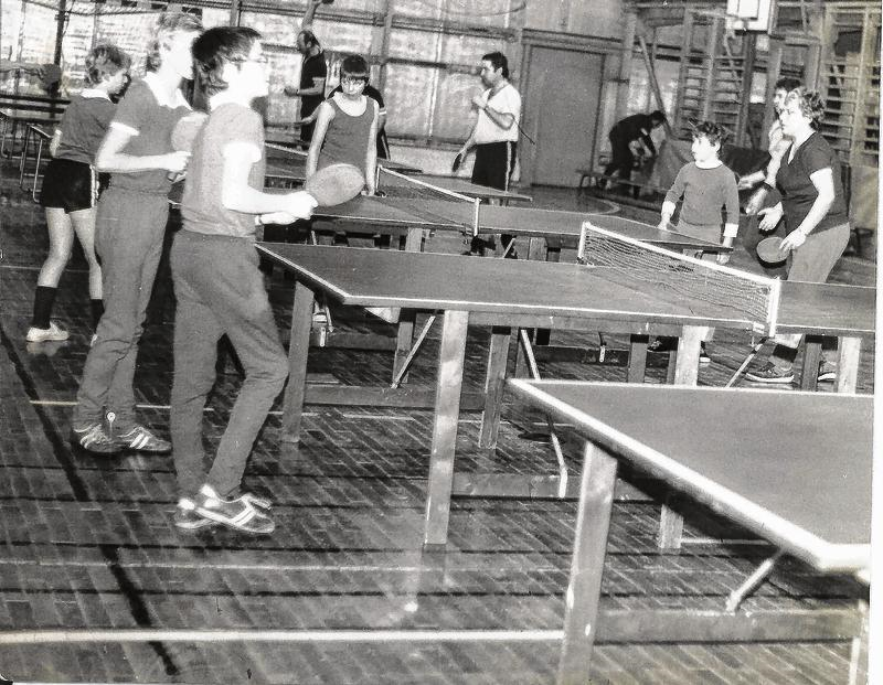 So sah das Training der Tischtennis-Abteilung Anfang der 80er- Jahre aus. REPRO: Stefanie Peters So sah das Training der Tischtennis-Abteilung Anfang der 80er- Jahre aus. REPRO: Stefanie Peters