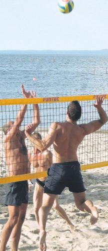 Braungebrannt und athletisch: Die Einheit-Volleyballer trainieren am Haffstrand für das Turnier am Sonnabend FOTO: UTA HERTZFELD Braungebrannt und athletisch: Die Einheit-Volleyballer trainieren am Haffstrand für das Turnier am Sonnabend FOTO: UTA HERTZFELD