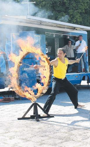 Spektakulär der Auftritt der Tao-Schule Neubrandenburg. Die drei Akteure sprangen durch einen brennenden Reifen. Spektakulär der Auftritt der Tao-Schule Neubrandenburg. Die drei Akteure sprangen durch einen brennenden Reifen.