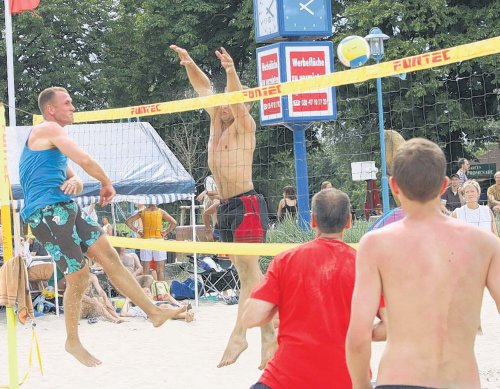 Im Freizeitbereich erreichten die Ueckermünder Beach-Volleyballer das Finale. Sie gehörten zu den mehr als 300 Aktiven, die am Sonnabend am Haffstrand um die Pokale kämpften. - FOTOS (6): T. KRAUSE