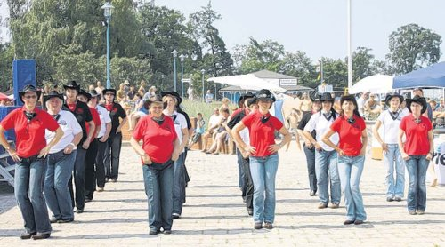 Der Auftritt der Ueckermünder Country-Ladies war einer der Höhepunkte im Rahmenprogramm beim Beach-Turnier des Nordkuriers.
