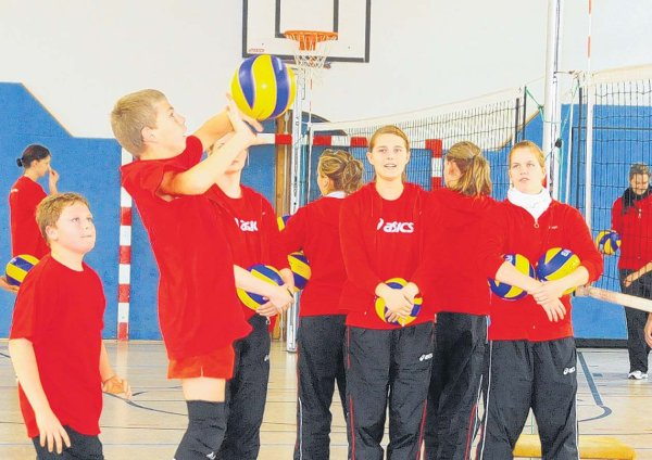 Mit Eifer ist der U 13-Nachwuchs des SV Einheit Ueckermünde beim Training mit den Volleyballdamen aus dem Trainingszentrum Dresden dabei. Die Damen aus der 2. Bundesliga gaben viele hilfreiche Tipps. - FOTOS (3): K. MÖLLER