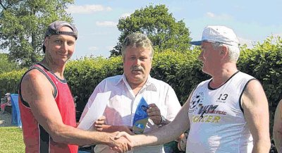 Sieger beim Beachvolleyball: Ingo Rißmann (l.) von den „Haffakrobaten“ nahm die Gewinnerurkunde von Bernfried Winkler (m.) und Turnierleiter Detlef Schmidt (r.) entgegen. Sieger beim Beachvolleyball: Ingo Rißmann (l.) von den „Haffakrobaten“ nahm die Gewinnerurkunde von Bernfried Winkler (m.) und Turnierleiter Detlef Schmidt (r.) entgegen.