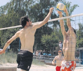 Mit vereinten und zum Teil auch letzten Kräften wurde der Beachvolleyball über das Netz geschmettert – oder meisterlich geblockt. Mit vereinten und zum Teil auch letzten Kräften wurde der Beachvolleyball über das Netz geschmettert – oder meisterlich geblockt.