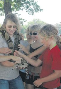 Kerstin Grond vom Ueckermünder Tierpark zeigte Boa „Theresa“. Kerstin Grond vom Ueckermünder Tierpark zeigte Boa „Theresa“.